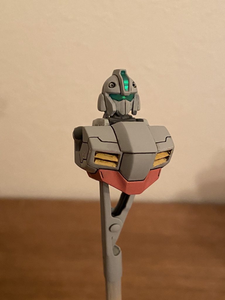 ガンプラのカメラやセンサー部分にダイソーの装飾テープを使うアイデアがXで紹介されていたので取り入れてみました。こういうグッズは色々な所で扱っていそうで以外と流通していなかったりします。効果としては光沢感や反射が綺麗でカメラ写りもよくなり気に入っています。