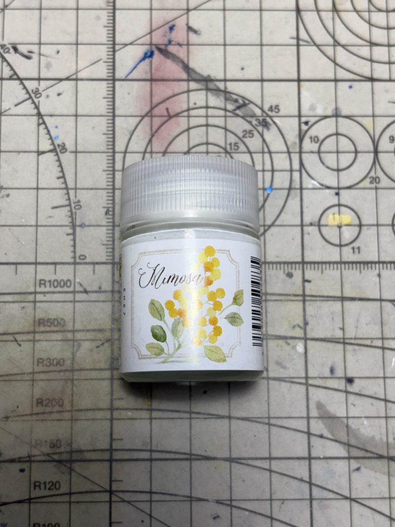 今回、白の塗装にはClassy 'n Dressyのミモザを使いました。隠蔽力が強いということで使ってみましたが、下地のグレーサフが強いため、本来は暖色系の色味が最終的には寒色系になってしまいました(汗)結果的にはいい白になりましたが。。。次は下地からコイツを吹いてみてもいいかもしれません。