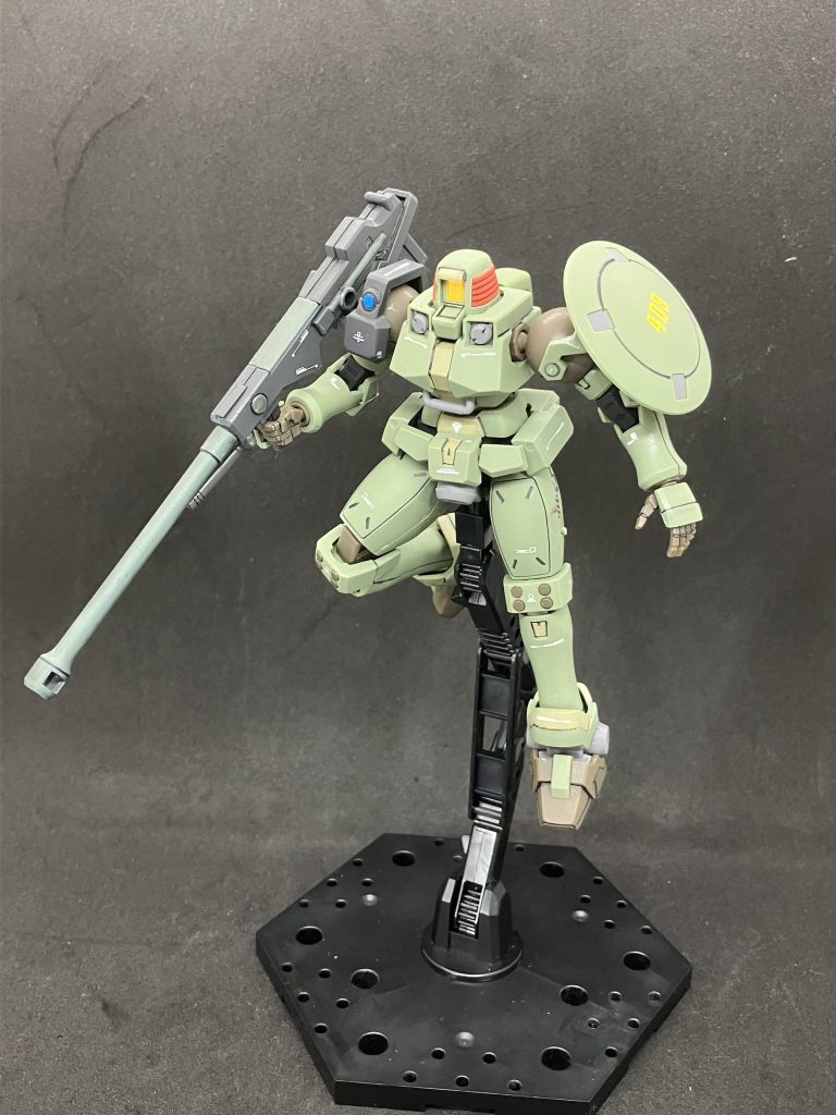 ドーバーガン+シールド+パラシュートパックを装備して第1話冒頭でヒイロのウイングガンダムを撃墜したゼクス搭乗機仕様。パラシュートパックは1パーツ成型ですが特徴をよく捉えています。 ドーバーガンの肩ユニットはカスタマイズマテリアルの3Dメタリックシール2を貼っています。