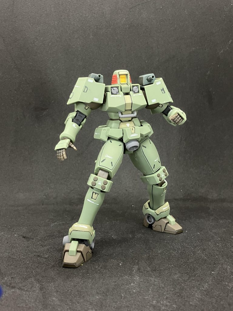 もちろん、ノーマルのリーオーにも出来ます。ショルダーキャノンは銃口の穴を開けています。 リーオー本体は前腕と太ももの合わせ目を段落ちにして各部スジ彫りや段差を彫り直しただけです。