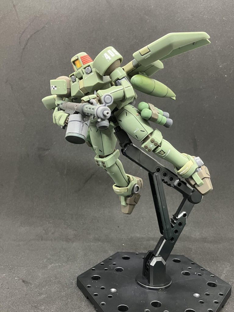 まずはサムネイルにも出した飛行用ユニット装備。巨大なウイングと増槽、追加ブースターが特徴的。太ももの追加ブースターは回転して角度調整がきくように加工しています。増槽と背面ユニットの目立つ合わせ目は接着しています。
