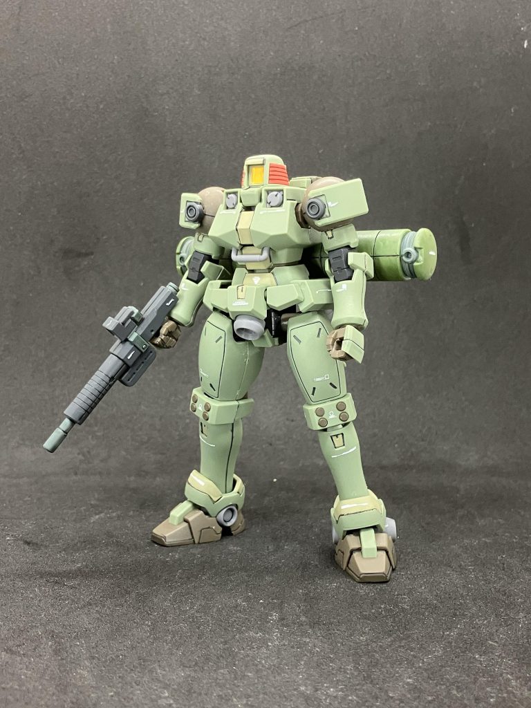 続いて宇宙用装備。両肩の追加スラスターと背面の大型タンクがトレードマーク。タンク部分の分割を変えて合わせ目を処理しています。