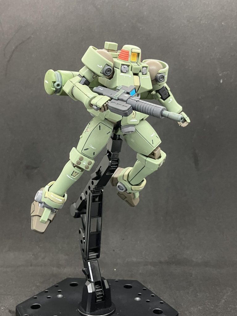 宇宙用ビームライフルは長短2種類の銃身が付属。これって前期OP映像でトールギスが持ってました?シールは付属していないので、ライフルのセンサーは他のキットから縁部分を切り出して貼りました。