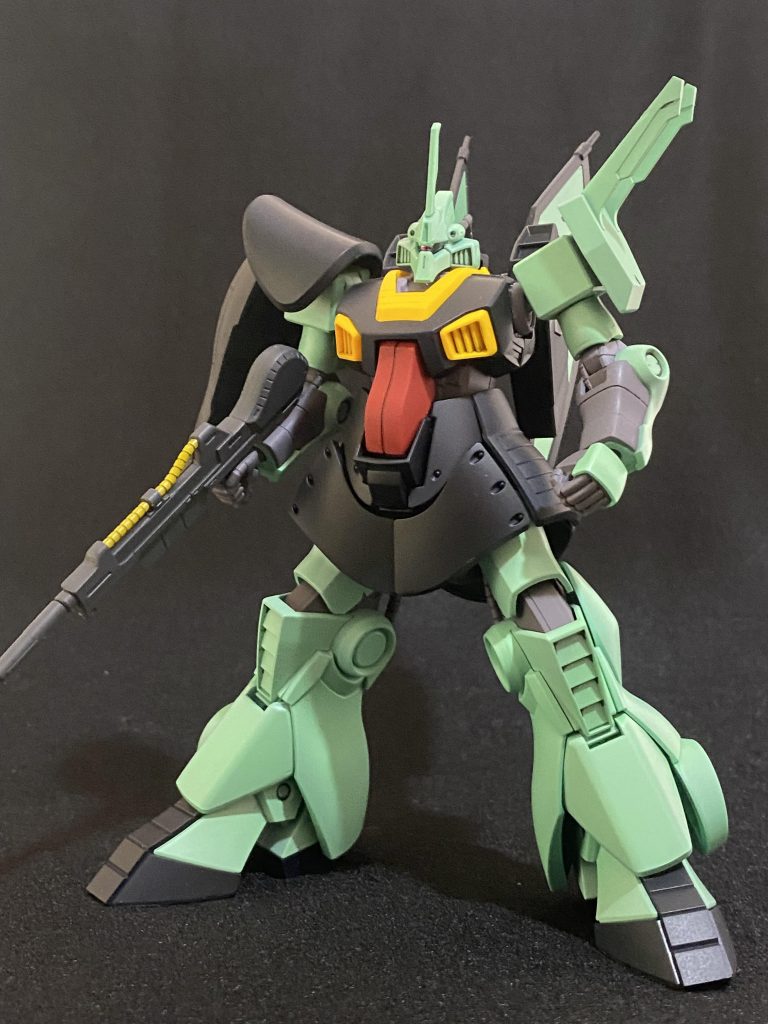 ずっと欲しかったキットでしたが、新品は手が出なかったので、素組状態の中古品を購入、全バラ後、バリや表面処理しました。下地にMr.フィニッシングサーフェイサー1500グレーを吹きました。薄緑部分は設定色より淡い色にしたかったので、ガイアのエメラルドグリーンにホワイト等を混ぜて調色してみました。紺色部分は、ガイアのミッドナイトブルーをそのまま使用しています。関節等は、メカサフヘビーを使用しました。仕上げにつや消しトップコートを吹いています。