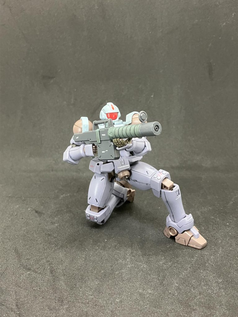 コロニー用ビームライフルも長短2種が付属。実は細部の形状が違うらしい...平手とパラシュートパックは1つのランナーに造形されていますが、使わない方が余るため平手は塗装してNPD用に使いました。