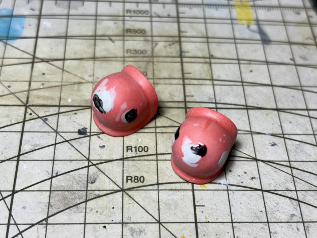 ショルダーアーマーは、トゲを削ってエポパテで成形です。黒瞬着で微調整ですが、よく見ると処理が甘いです(汗)