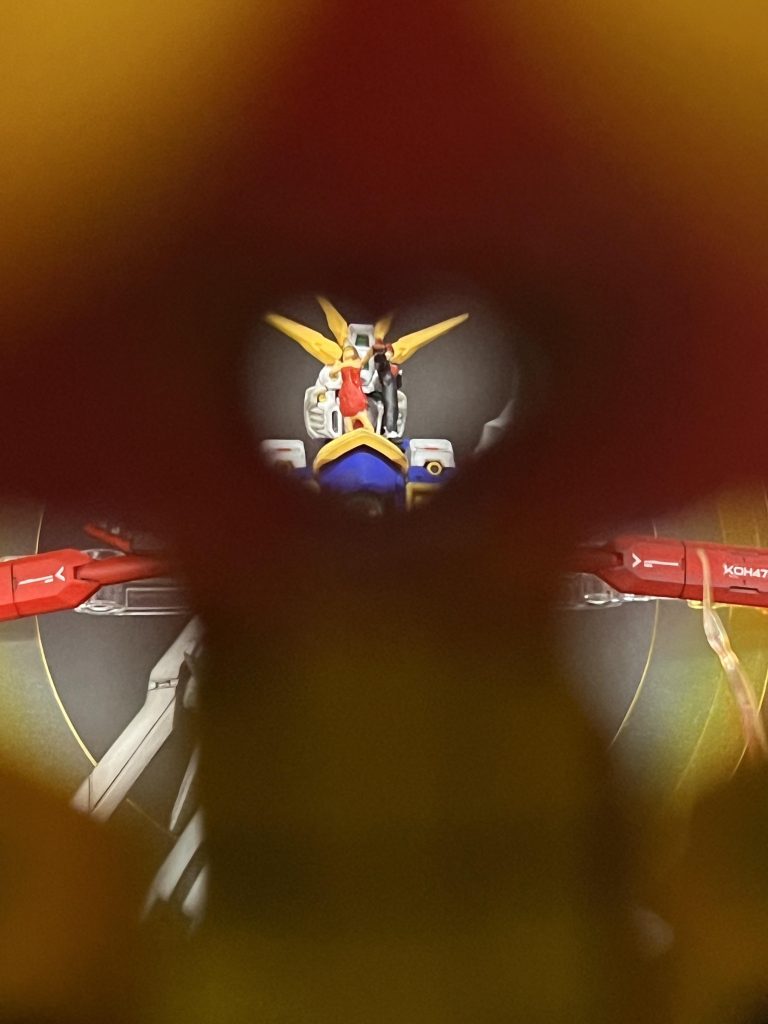 あとはデビルガンダムの胸から背中にかけてハート型に穴をくり抜き、中の空洞をパテで穴埋め。 やはり石破ラブラブ天驚拳はこの穴越しのシーンが印象的なのでそのカットが出来るようにドモン&レインの1/144サイズのフィギュアを作成。 しかし肉眼ならしっかり2人が見えるのだがiPhoneのカメラではピント調整が難しくこんな感じにしか撮れませんでした(gundam-kao5)