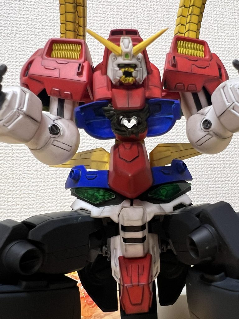 デビルガンダムの顔は口が化け物ちっくな形状に変化しているのでパテとプラ板破片を使って牙等を成形。胸パーツを綺麗に2分割して中にはレインが囚われてた触手状のパーツを作る為にプラ棒を炙って湾曲させ成形しました。 デビルガンダムの腰にある大きな目はディテールを掘り込み、その上からクリアプラ板を被せることで内部構造を立体的になるように仕上げました。