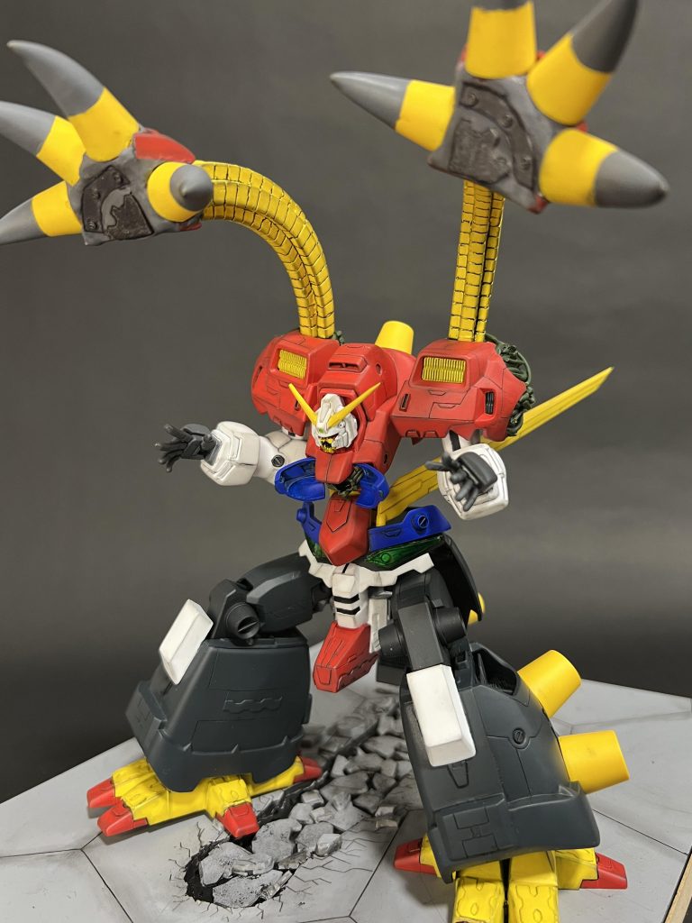逆に今回力を入れたのはデビルガンダム。 元のキットが約30年前の当時キットしか無いので、膝の関節はなく肘もポリキャップ関節でこのままではゴッドのRGと並べるには少し厳しい出来だったので徹底的に手を入れました。