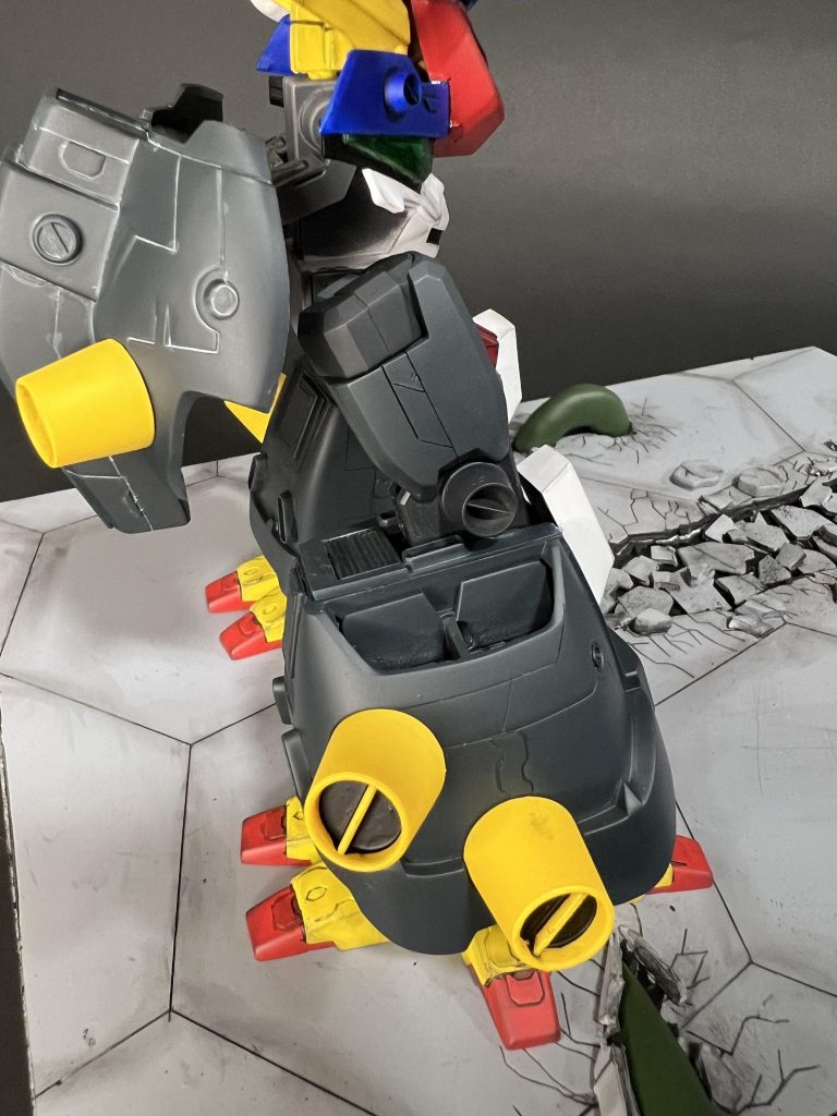 細かいこだわりポイントをいくつか。先述した通りデビルガンダムは関節があってないようなものなので関節部を色々なキットからミキシングをしました。特に旧キットは足と腿がくっついている為、膝はだいぶ大幅に改造しました太ももと膝関節はグスタフカールのものを使用。デビルガンダムのキットの形を活かしたいので脛、脹脛部は旧キットのものを使いました。ただし膝裏部分に大きな穴が開いてしまうので、そこを蓋するようにカバーを作成。細かいディテールアップパーツを使用してRGと並べてもあまり浮かないように情報量を増やしました。