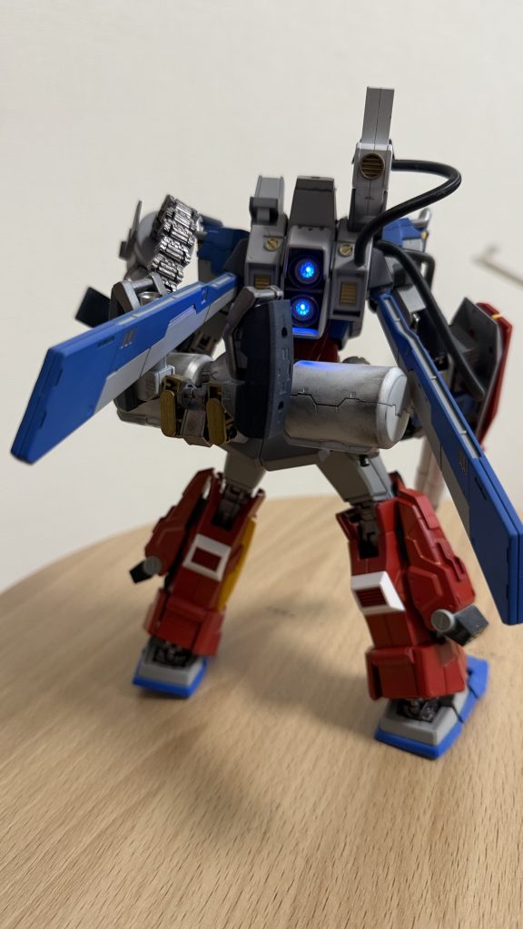 バーニアとアイセンサーには電飾を仕込んでます。