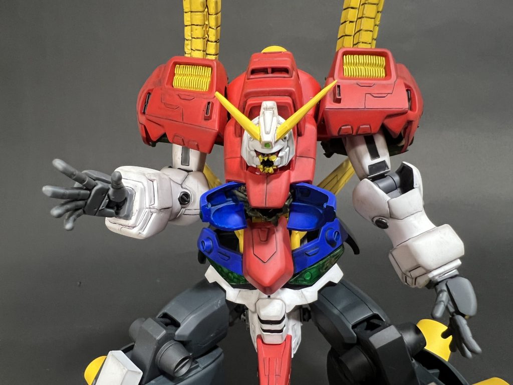 肘関節はHGνガンダムのを使用。やはりデビルガンダムは1/144とはいえ大きめなので関節も少し大きめのMSのものがいいと考えνガンダムを選択。 また肩のフィン部分は旧パーツがのっぺりした形状だったので掘り込み、裏からフィン状の立体的なパーツを仕込みました。手のひらもポリキャップの握り手しかなかったので、ビルドハンズ(丸)を使用。ビルドハンズをつける為に手首の関節も別のキットをミキシングしています。