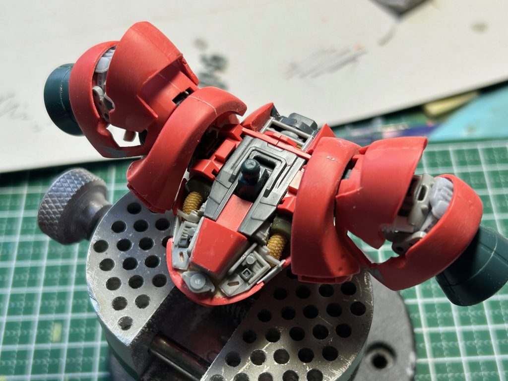 上部及び肩付近の改造部。胸パーツ、肩アーマーは超音波カッターで開封しました。一部初めて３Dプリンター部品（某イベントで無料入手）を使用。