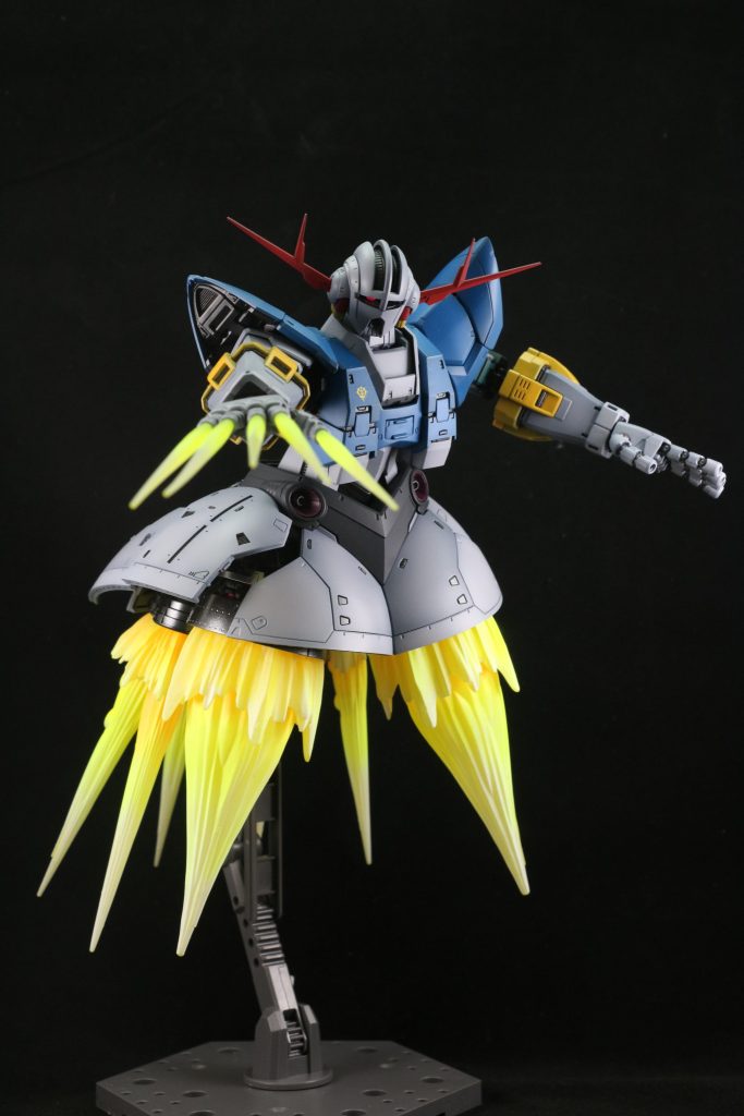 ビームのエフェクトも蛍光カラーで塗りました。 オプションパーツで脚が出そうで出ませんね。飾りは要らんか…笑