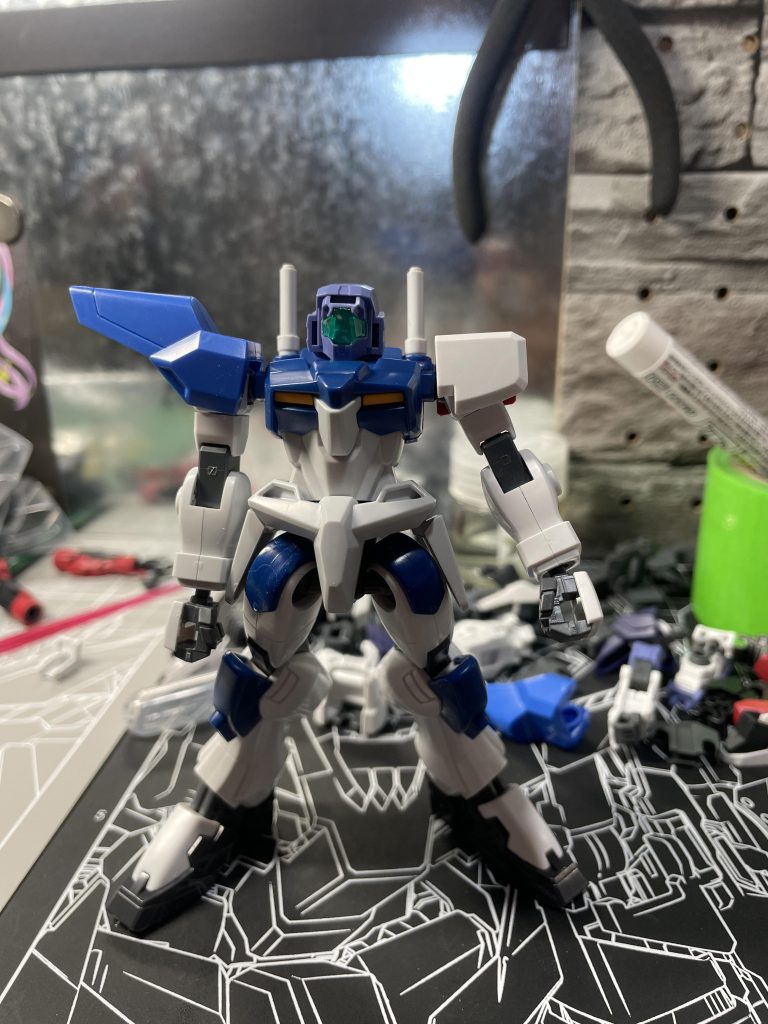 ドレットノートの肩だと主役機感が出ちゃう、削る?作る?と考えてたら20年くらい前の作りかけ(壊しかけ)のFGアストレイを実家で発見!接続部の径がアストレイの方が小さかったので肩の方の突起を削る。アルトの頭で量産機感MAX!だがしかし、弱そう、、、