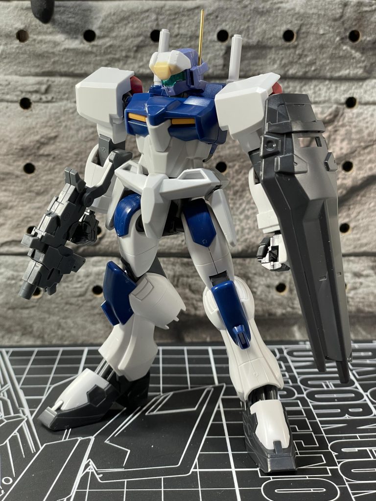 パテ盛り!車のパテ盛りはしたことあったけど、プラモデルは初。難しい、、、細かくてエッジも上手く出せなくて粘土感すごい!けどイメージに近づいたからOK🙆♀️ボデーからー白赤も悩んだがジムスナイパー寄せなブルーディスティニーぽくしよう!と決定という流れで出来上がりました。デカールとクリアはこれからです。