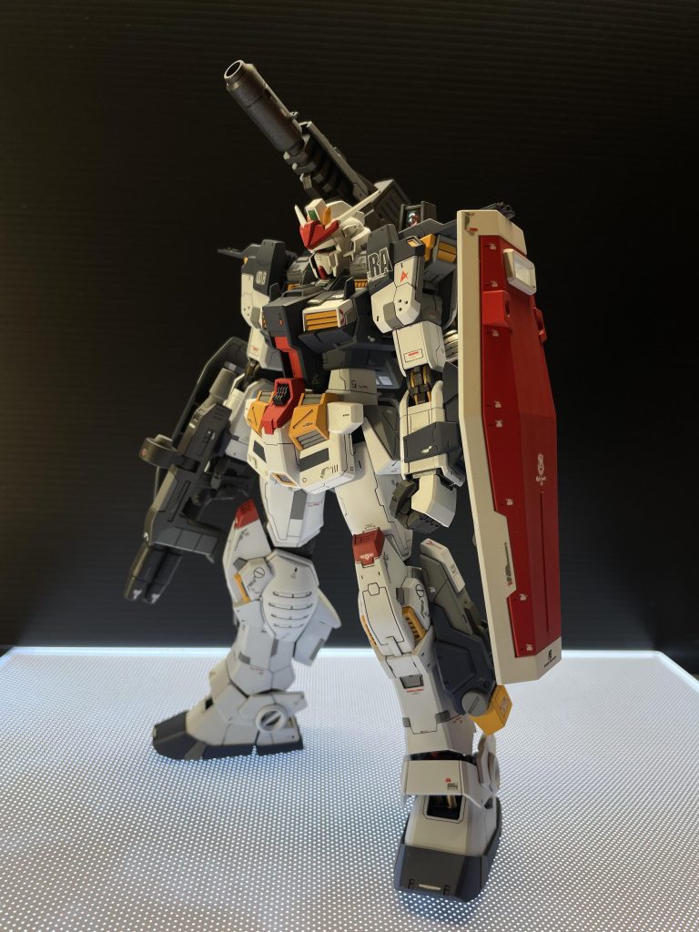 最後に全体像をパチリスタイル改修箇所としてはやはり、下脚部の延長です。え？どこをやったかですか？気になりますか？(ウザいですね)フレームで2mm延長しました。外装はそのままなのであまり気付かれないと思いますが、足首の上辺りを伸ばすことにより足首のスイング幅が増すので、足付きが良くなります。素立ちが決めやすくなりました。旧Twitterで先輩達が言ってたのをうろ覚えしてまして、自分なりに試行錯誤してやってみたらとても良い感じになりました。あとは細かいディテールアップ。肩部のブレードの先端とか胸部上面、ふんどしのデザイン変更、脚部のスジボリ追加などなど。ホワイトとグレーの塗分も頑張りました〜笑　全部楽しく作業できました！やはりヒロイックなデザインは作業が捗る捗る笑 さて、最後まで読んで頂きありがとうございました♪とても良いキットだと思いますので、皆さんも機会がありましたら是非作成してみてください。僕の気持ちを共有していただけると思います。やはり好きなデザインのキットは、モチベーションが高いままに作業が進みますね。完成後もいつまでも眺めております。食事中も酒飲む時も眺めています。妻には子供みたいだと笑われてます笑さてさて次回の作品は…未定…今年は仕事が忙しいので、今までのような無計画ではまずいなあ。今年は出来ればGPシリーズに挑戦したいと思います〜！！！今年もよろしくお願いしますm(._.)m