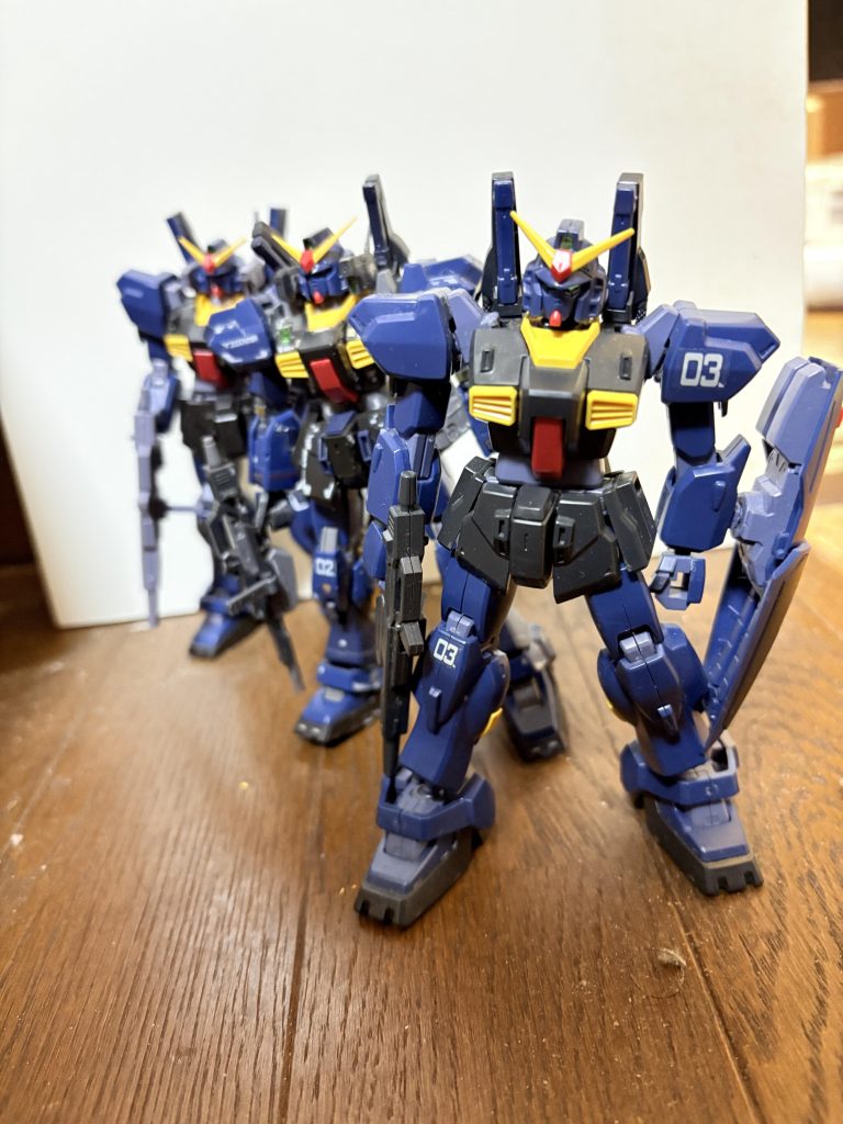 1号機は、リバイブHGUC、2号機はRG、3号機は旧HGUCです。ありがとうございました。