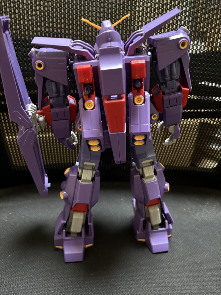 背面ポーズです。