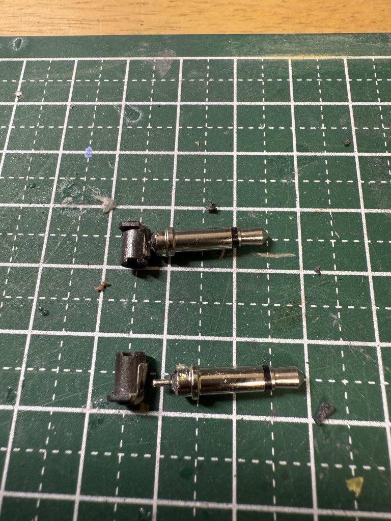 パーツ分割し、1mm穴を開けてプラグの一方を差し込んでます。