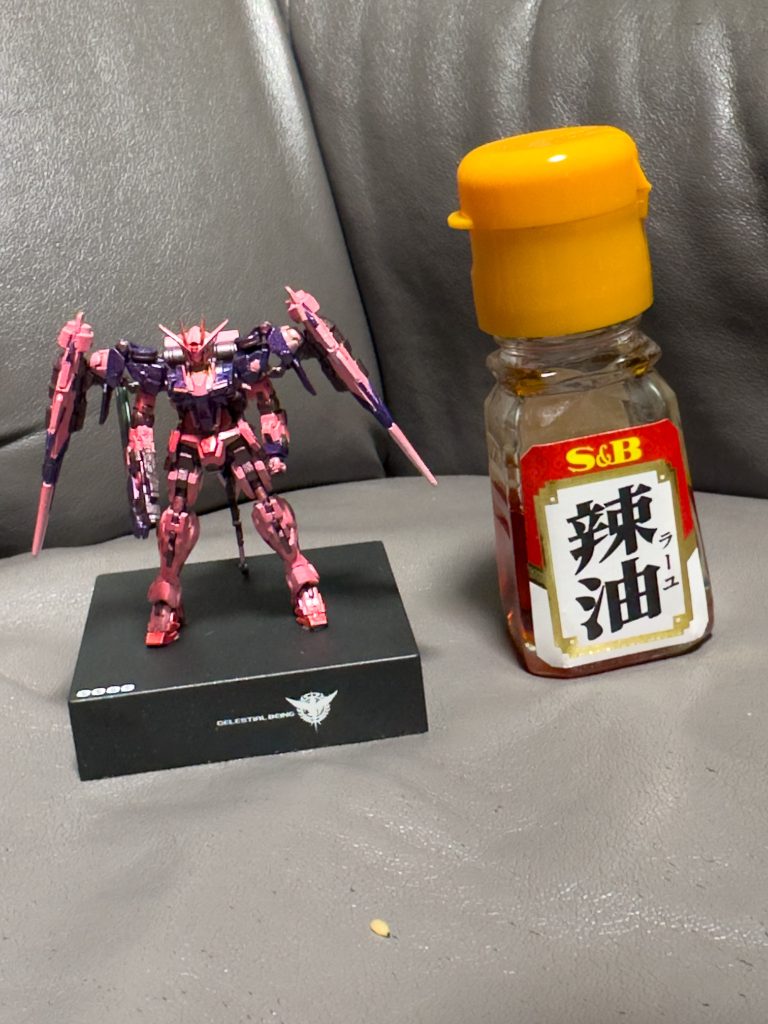 ラー油の小瓶と一緒に。改めてみると小さいですが昔あったガンダムコレクションとかより大きくちょうどいい卓上サイズでいいですよね。アレンジも秀逸でこのデザインの1/100モデルが欲しいところです。最後まで見ていただきありがとうございます!