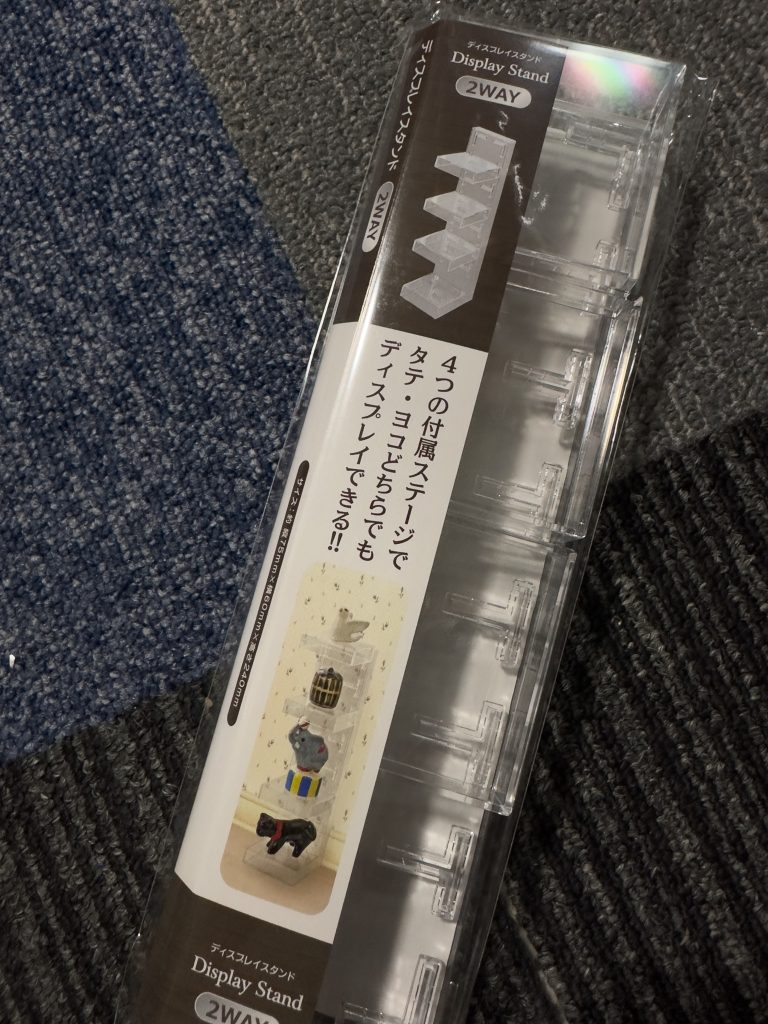 今回は台座も簡易的に用意してみました。セリアでいいものがないかなと探してみたらちょうどよさげなものがあったので試しに購入。面積も暑さもぴったり。黒サフを塗ってメタリックグリーンを筆からぴっぴと飛ばしてGN粒子っぽく演出してみました。写真だとゴミが飛んでるようにしか見えないですが...デカールはダブルオー劇場版のものを使用しています。アーティファクトの台座に困っている方いればぜひ。4個ついて100円でお得です。