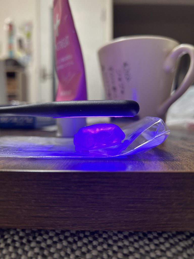 100均のお湯粘土&レジン&レジン用LEDでパーツ複製！！費用は500円！内訳:お湯粘土1個、レジン液3個、LED1個。画像に写ってるレジンLEDが100円でびっくりした。