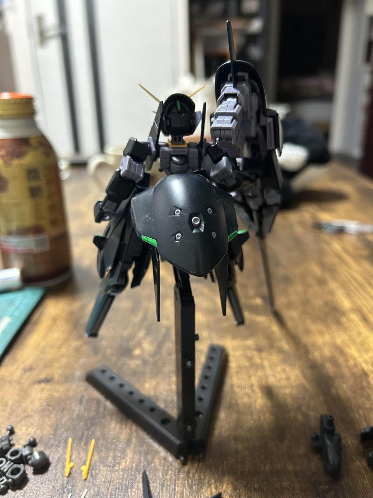 蛍光塗料で塗装とか光らせる技術が自分にはないので、素直にキットのシール貼った方が綺麗に輝く！