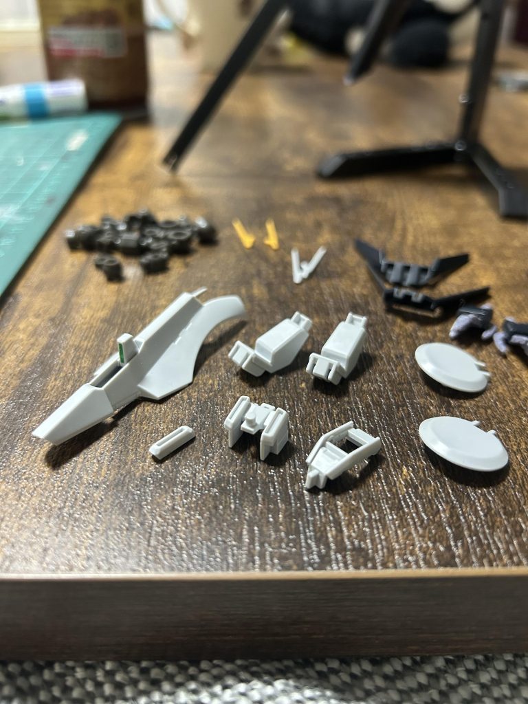 こちらが本来使うはずの白いパーツ。接着も何もしてないので組み直せば設定通りの配色もオッケー！…お気づきと思いますが、じゃあコンポジットの白部分どうしたんだって事ですが…