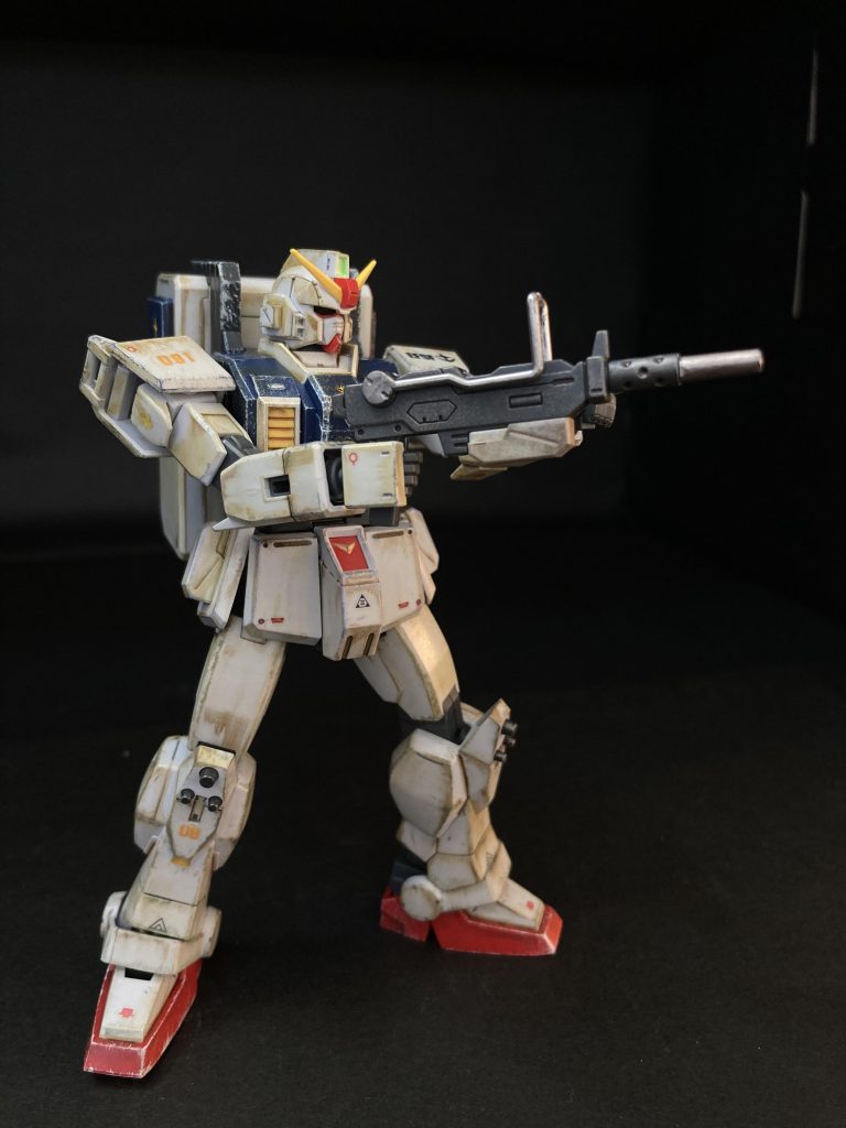 足元はガンダムマーカーの茶色・黄色・緑を使用してウェザリング加工しました。緑を加えて、森林等で活動した感じを出しました。