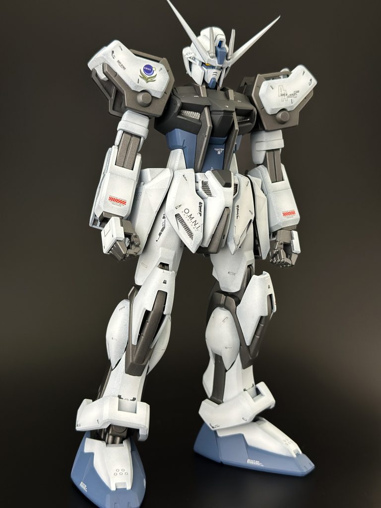 特に大きい肩の造形に惹かれました。足がかなり平たい造形なこと以外は現代のストライクの立体物と大きな差はないかと。設定画に近い太めのプロポーションが力強くて、ストライカーパックなしでも見ごたえがあります。