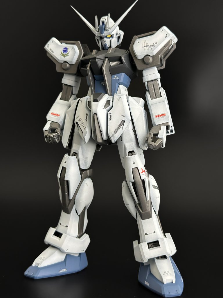 ランチャーストライクのアグニだけ欲しくてリサイクルショップで1年ほど前に購入したのですが、気分で本体をパチ組してみたらめちゃめちゃ好みのスタイルだったので塗りたい欲が爆発。10日ほどで仕上げました。首の寸詰まり感が気になったので1.5mmほど延長。大きな肩に合わせてアンテナもシャープ化＆延長しました。少し長めになりましたがストライク特有の根元が太く力強いアンテナの印象をそのままにしたかったので根元からの造形は買えずそのまま先細るように調整しました。それ以外は太ももやスネ周り、アンクルアーマーの合わせ目消し＆後ハメ加工くらいです。
