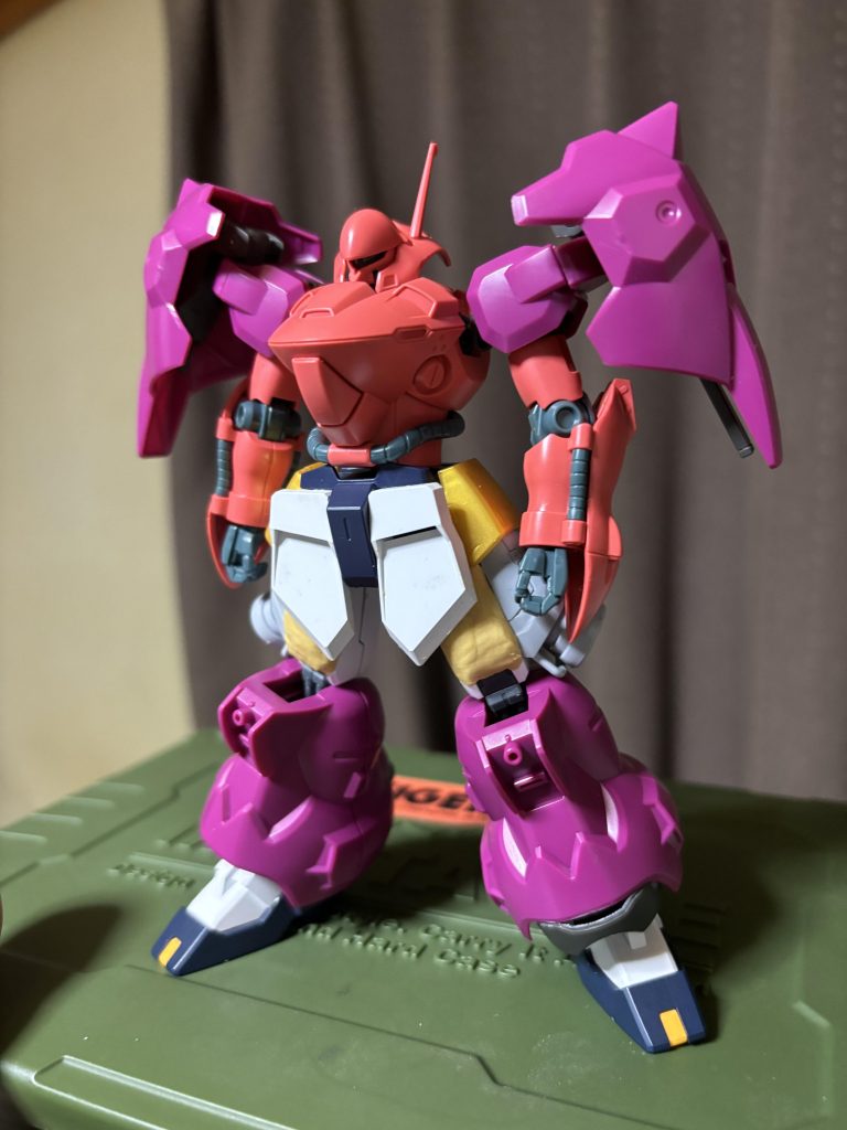 最初にメイン素材はガーベラ・テトラとグエルディランザを元にして雑にミキシングしてみました。