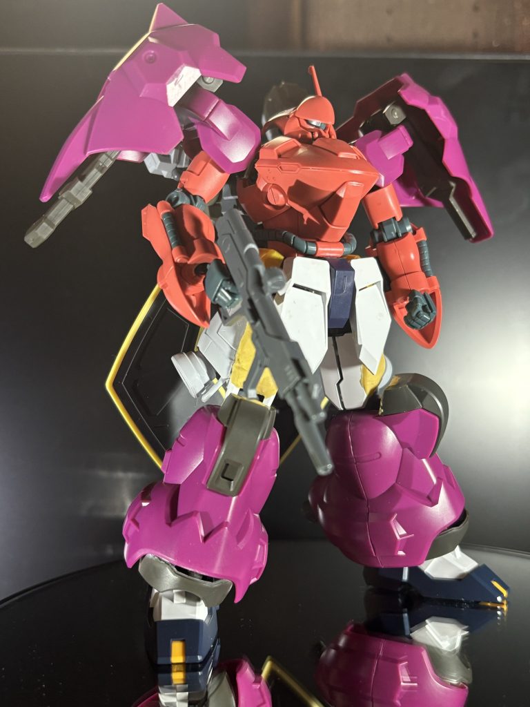 物足りない印象のリアスカートに境界戦機のレイキのスカートを増設して、背部にビルダーズパーツのファンネルコンテナを増設。機体の太ももや各所にバーニアを配置して全体のバランスを調整しました。かなり下半身が太くて長さが出てしまったので、ちゃんと見た時のバランスが悪くならないように整えるのが大変でした。