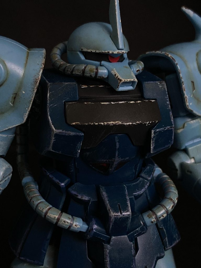 塗装が剥げた部分に錆びた感じをブラウンのリアルタッチマーカーで表現しました。傷を増やし過ぎた感があるのですが、動力パイプは上手くできたかなと思います。動力パイプを止めるパーツを誤って処分してしまったのが痛恨のミスです。動力パイプをディテールアップパーツに変更している方の作品なども見て、次は取り入れてみたいと思っています。