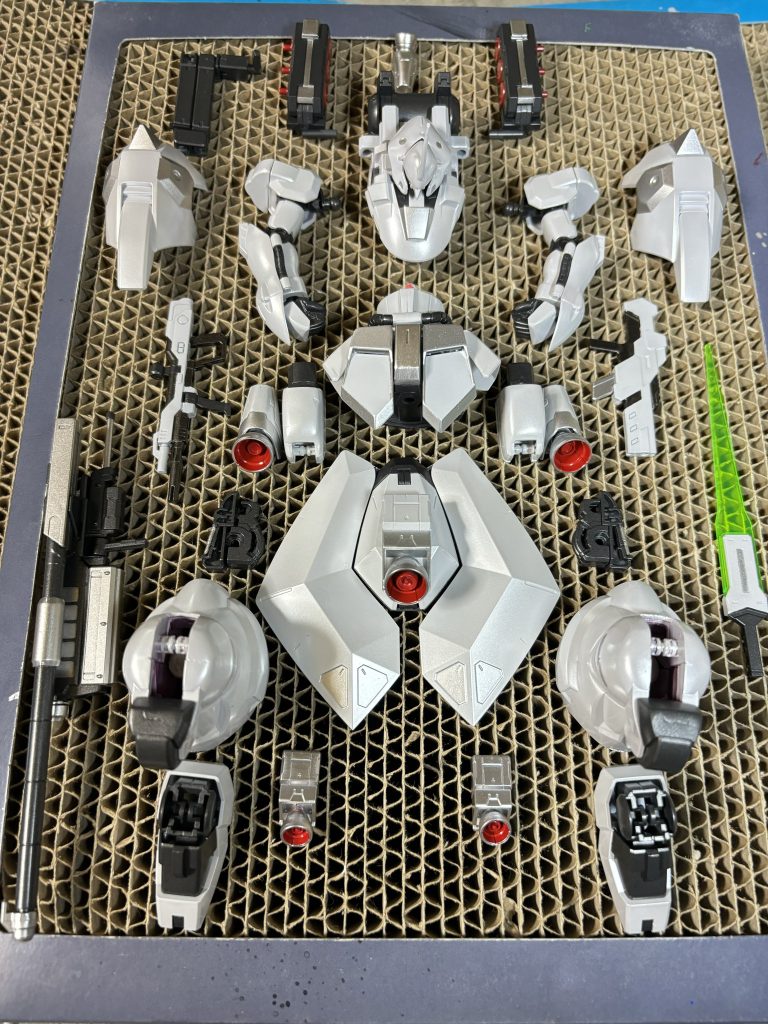 全体の塗装を完了させて1枚。光沢トップコート前だけどなかなかにキラキラですね。ここに1度薄く光沢トップコート、2回目はしっかり濡れるくらい光沢トップコートを吹きました。もう素手では触れないくらいヌルテカなりました