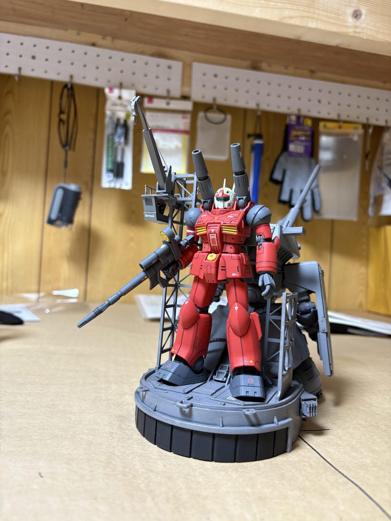 真っ赤な機体のガンキャノンも負けていない(zaku-kao8)ずんぐりスタイル同士で協調し合ってお似合い(zaku-kao8)