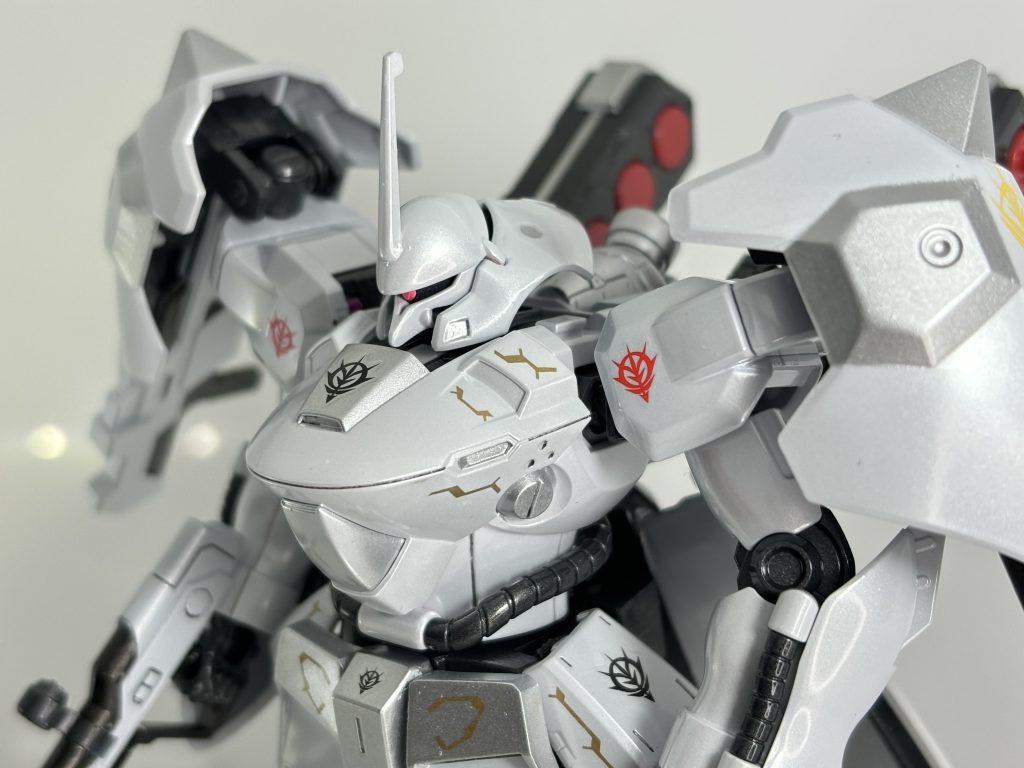 シャアの反乱時に設計されたMSをラプラス事変後のミネバ率いるジオン共和国が再設計・健造したNT用モビルスーツ。UC0100年で自治を終えるジオン共和国に代わり、スペースノイド達の心の拠り所となるように健造されました。過去のジオン系MSの姿を踏襲しつつ、力強く、気品ある姿にデザインされています。