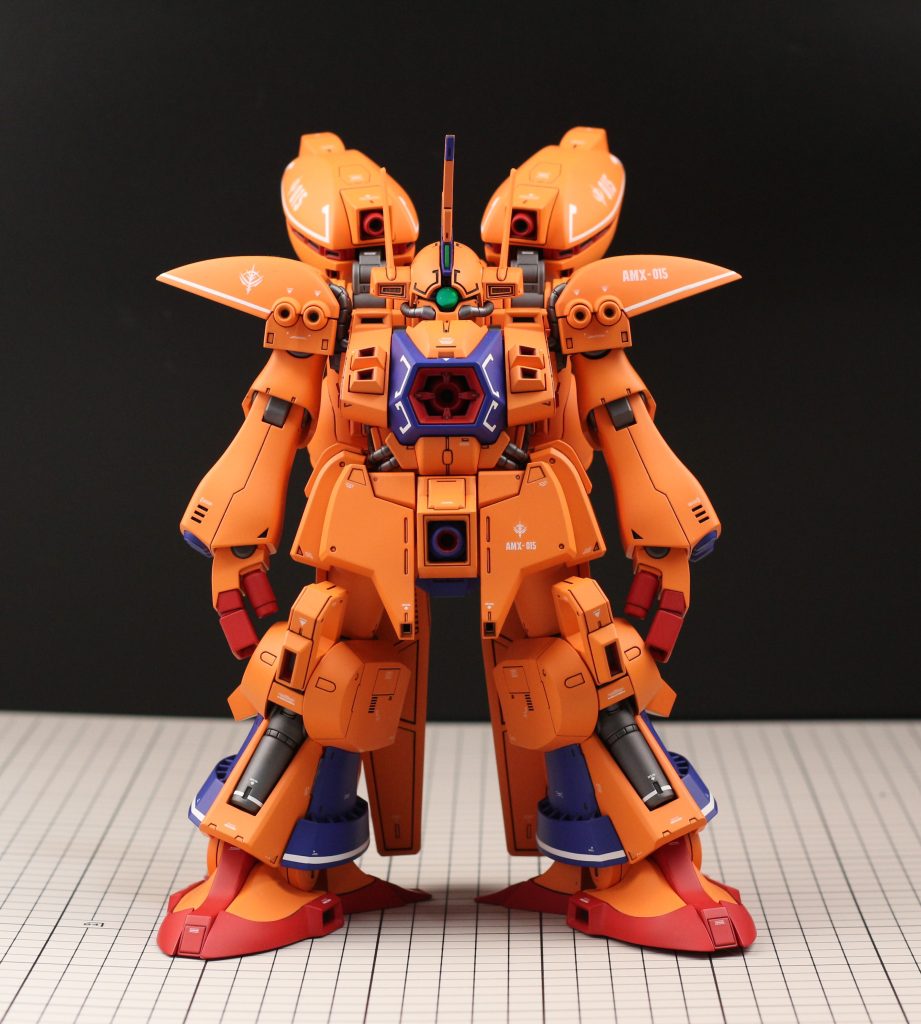 当時のスタイルを目指して頭部は大きめにしています。肩アーマーの形は設定画通りに。全身のディテールはロボット魂を一部参考に、他はオリジナルです。