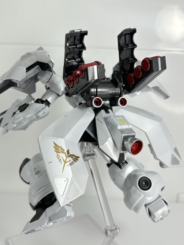 性能自体も同年代のモビルスーツとしてはトップクラスであり、サザビーの技術や最新鋭の技術・素材が惜しみなく使われています。武装はビームライフル×2やショルダーシールド内にあるビームサーベル、バックパックのコンテナにはファンネルを合計6基を搭載しています。