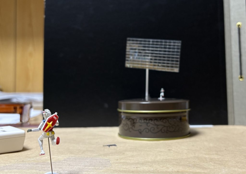 最近覚えた、焦点(?)の合わせ方で、ガンダムに焦点を合わせてみました。どうやってもカッコよく撮れません(zaku-kao8)ドンマイ!