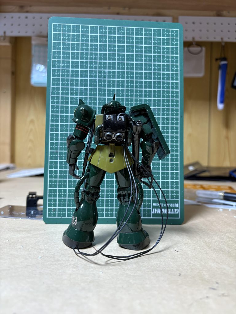 バーニア点火のムギ球装備です。蛍光灯が無くなると聞いていますが、ムギ球だけは無くさないで欲しいと願います。このキモい艶は、筆でコテコテに塗って→ペーパーかけて→成型色が出てきて→コテコテに塗って→ペーパーかけて→成型色が出て....これを場所によっては5回くらい繰り返して、缶クリアを振って→ペーパーかけました。コンパウンドとワックスで仕上げた記憶があります。