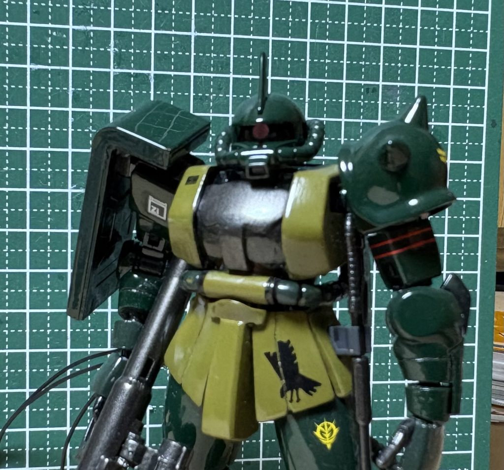 このシールドのキモい艶にビビってください。このザクは、初めて投稿した頃より前に作ったもので、ほぼ無知識の時なので、合わせ目消しは無希釈の塗料をコテコテに塗って、段差を無くしてます。スカートのシールは、何かの戦闘機のものです。 