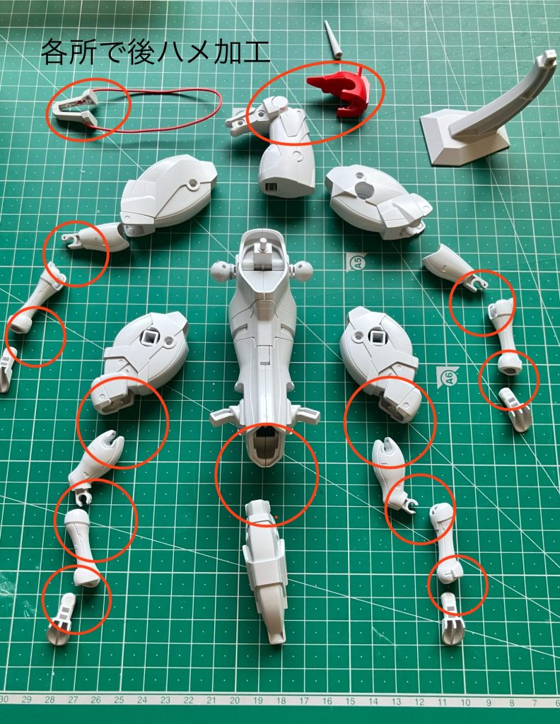 今回は後ハメ加工の連続でした。頭部の赤いパーツの後ハメが難所でしたが、なんとか頑張りました。