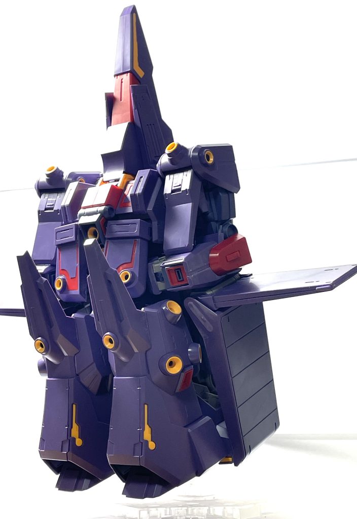 お待ちかねのモビルフォートレス。いやぁカッコいい!!大きすぎるせいで写真が上手く撮れませんが、とにかく威圧感がすごい正直もう変形させたくないです…笑。ポロリを少なくさせるために関節などがしっかりしているので、変形に力がいれなければならなかったので折れないか怖かったです…。