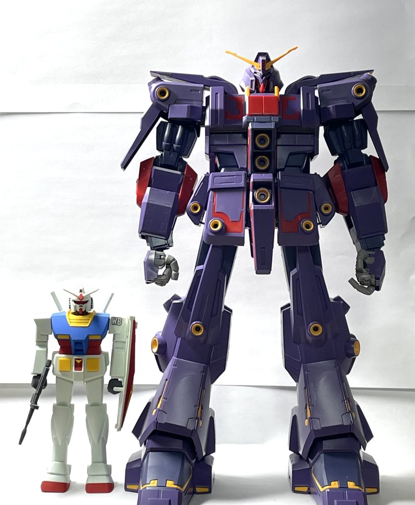 リメイクガンダムとサイズ感はこんな感じ。厚みもあるのでボリュームがすごい(gundam-kao3)