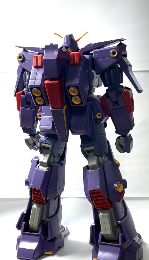 内部にもバーニアがところどころあり、変形した際に出てくる仕組みになってました!ポロリしないようにするためか関節が凝られています。さしてからくるって回してロックするような形…