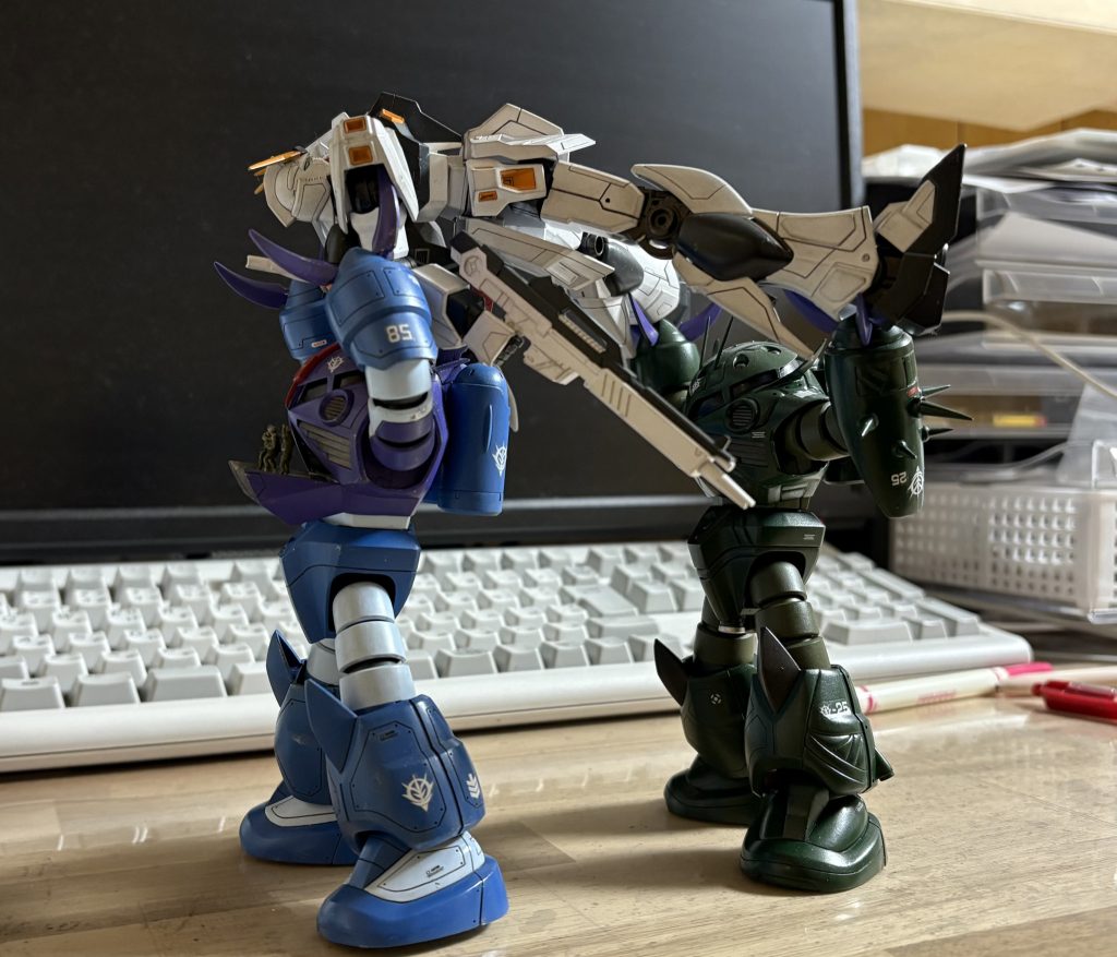 実際はνガンダムを拉致してきて改造しました。