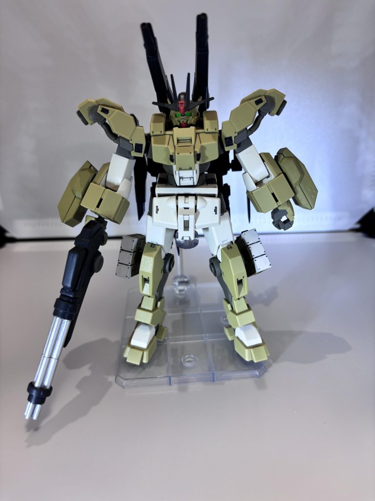 本体の頭部はエアリアル改修型のものを使い、他の部分はデミバーディングを使っていますバックパックや武装はパワードアームズパワーダーと30MMのパーツを使用しています塗装に関しては水性ホビーカラーのファントムグレー、シルバー、蛍光グリーン、頭部や武装の黄色部分や白の部分はデミバーディングの説明書に記載してある割合で塗料を調色してから塗ってます。塗装後に墨入れ(塗装した部分はエナメル塗料のダークグレー、塗装してない部分は水性ホビーカラーのファントムグレーに薄め液、マジックリンを混ぜたものを使用)してからつや消しトップコート(スプレー)を吹いてます