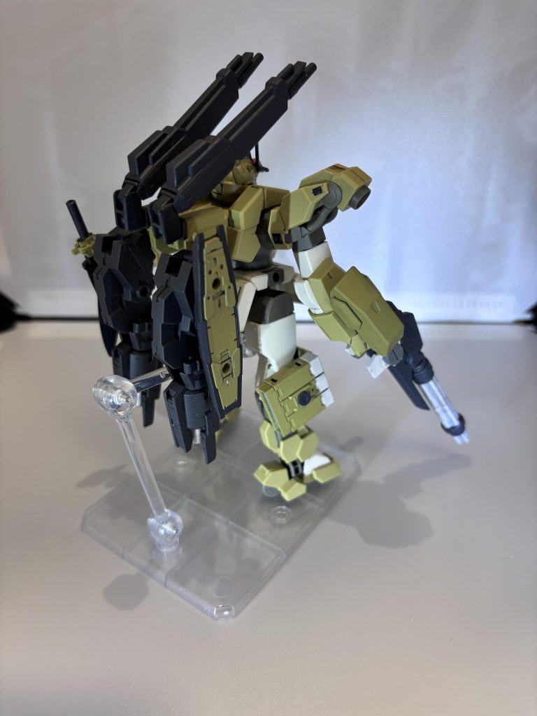 メイン武装をビームライフルからガトリングに変更腕部にガトリングを追加脚部のブースターをミサイルポッドに変更バックパックも本来のバオリパックではなく大型のブースターに変更して、左側に近接用武装、右側にシールドを装備させてます。ビームキャノンも大型ライフルになっており全体的に火力が向上しています数々の武装の追加、変更による機動力の低下を大型ブースターによりカバーしていますが、脚部ブースターが無くなっているためあまり小回りが利かなくなっています